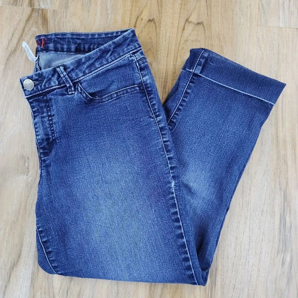 💛Elle Blue Cuffed Cropped Capri Jeans Size 10